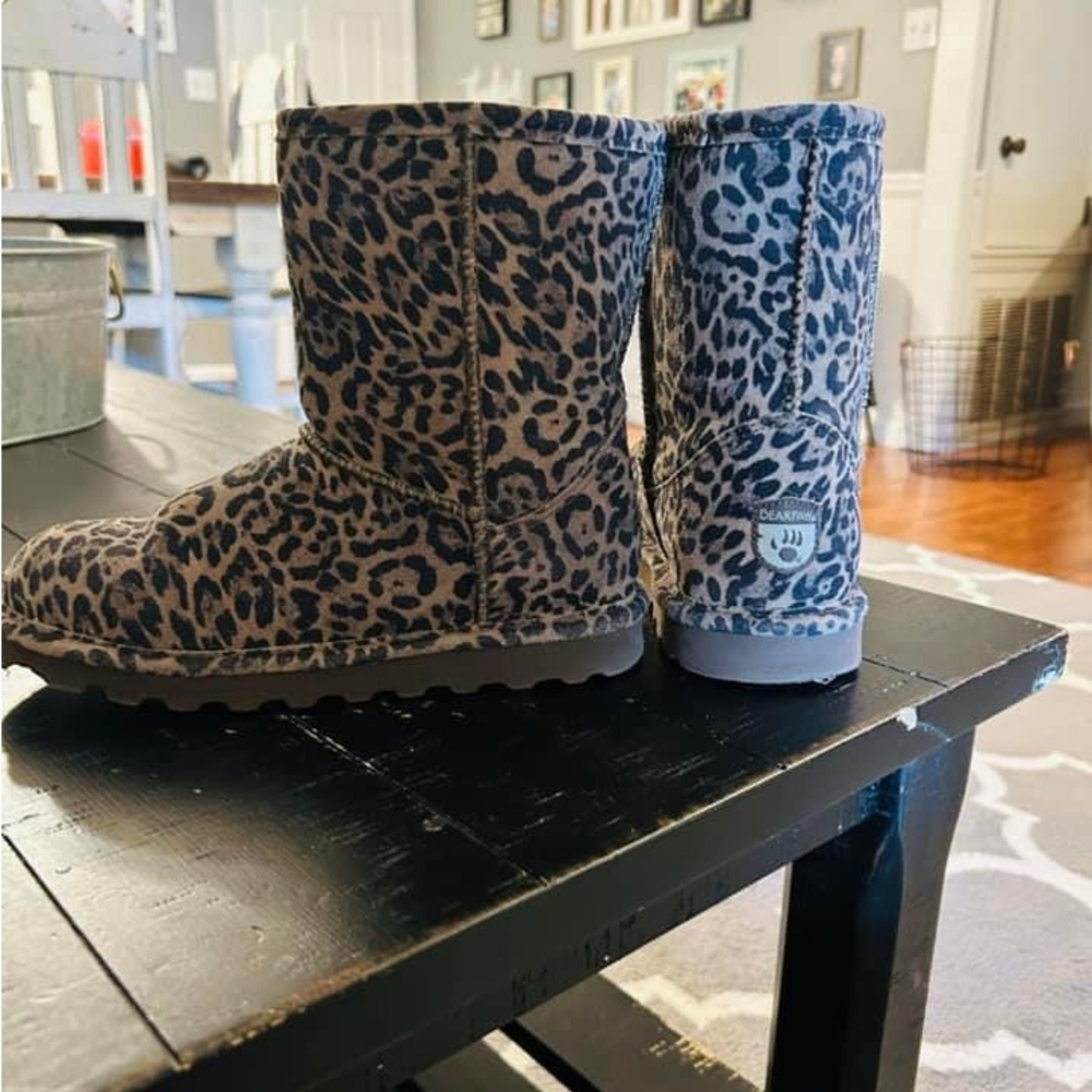 Youth size 5 Leopard Bearpaw Boots!